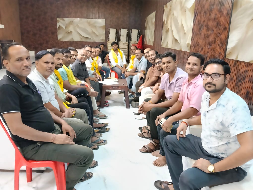फोटो1: सौंख में अग्रसेन जयंती महोत्सव को लेकर बैठक करते अग्रवाल समाज के पदाधिकारी 