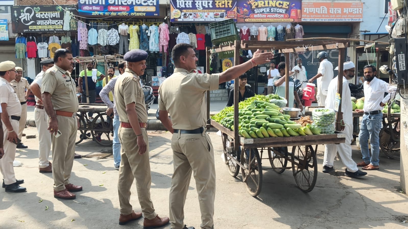 फतेहाबाद के हंस मार्केट में सुबह साढ़े ़10 बजे रेहड़ियां हटवाते हुए पुलिस अधिकारी संवाद