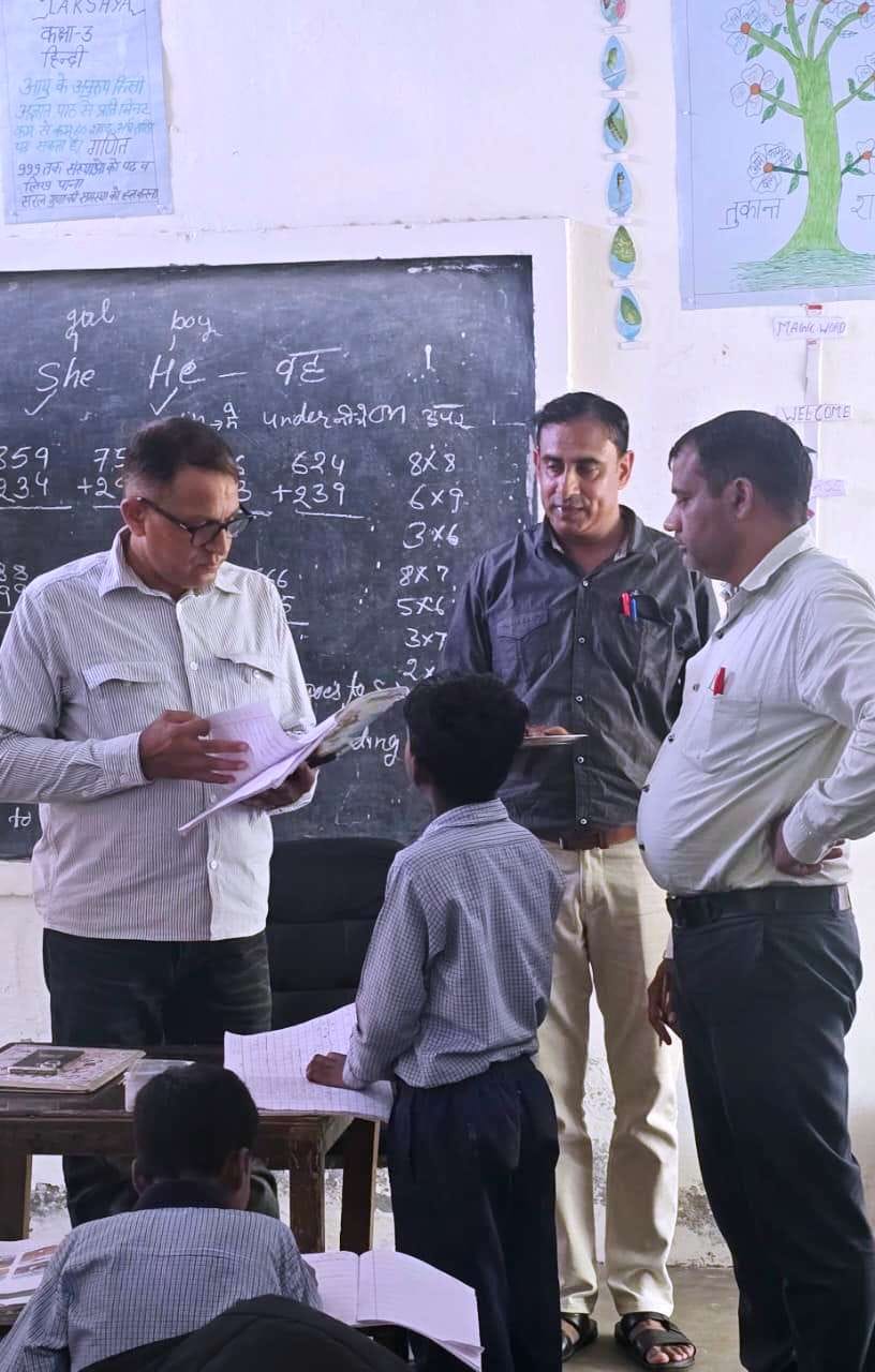 फतेहाबाद। राजकीय प्राइमरी स्कूल का निरीक्षण करते हुए डीडीपीओ अनूप सिंह। प्रशासन