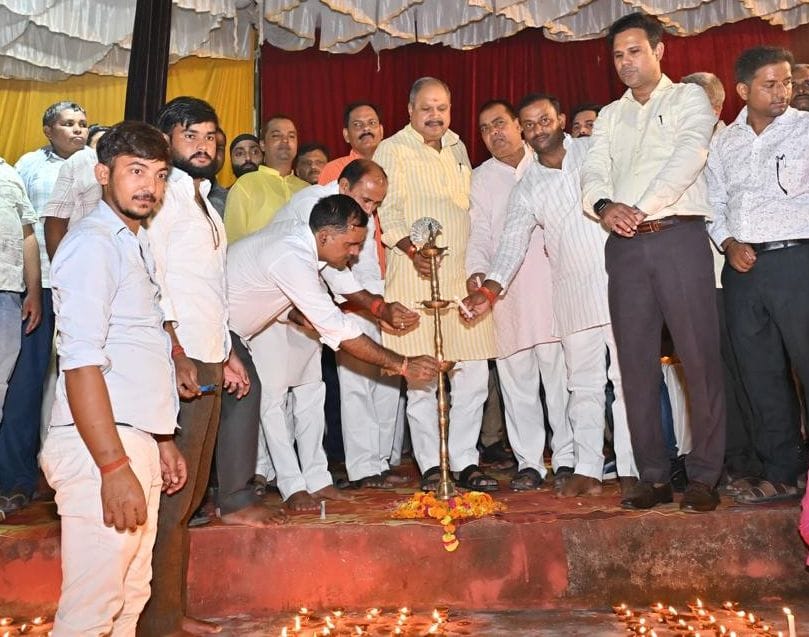 गोंडा के अशोकपुर गांव में दीप जलाते विधायक प्रेमनरायन पांडेय। स्रोत: सोशल मीडिया