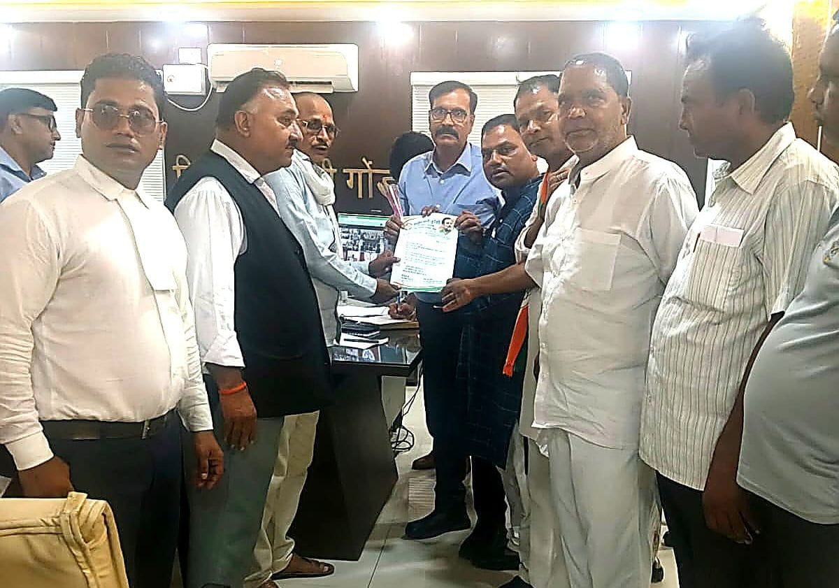 गोंडा के कलेक्ट्रेट में एडीएम प्रमोद झा को गुलाब का फूल व मांगपत्र देते कांग्रेसी। स्रोत: संगठन