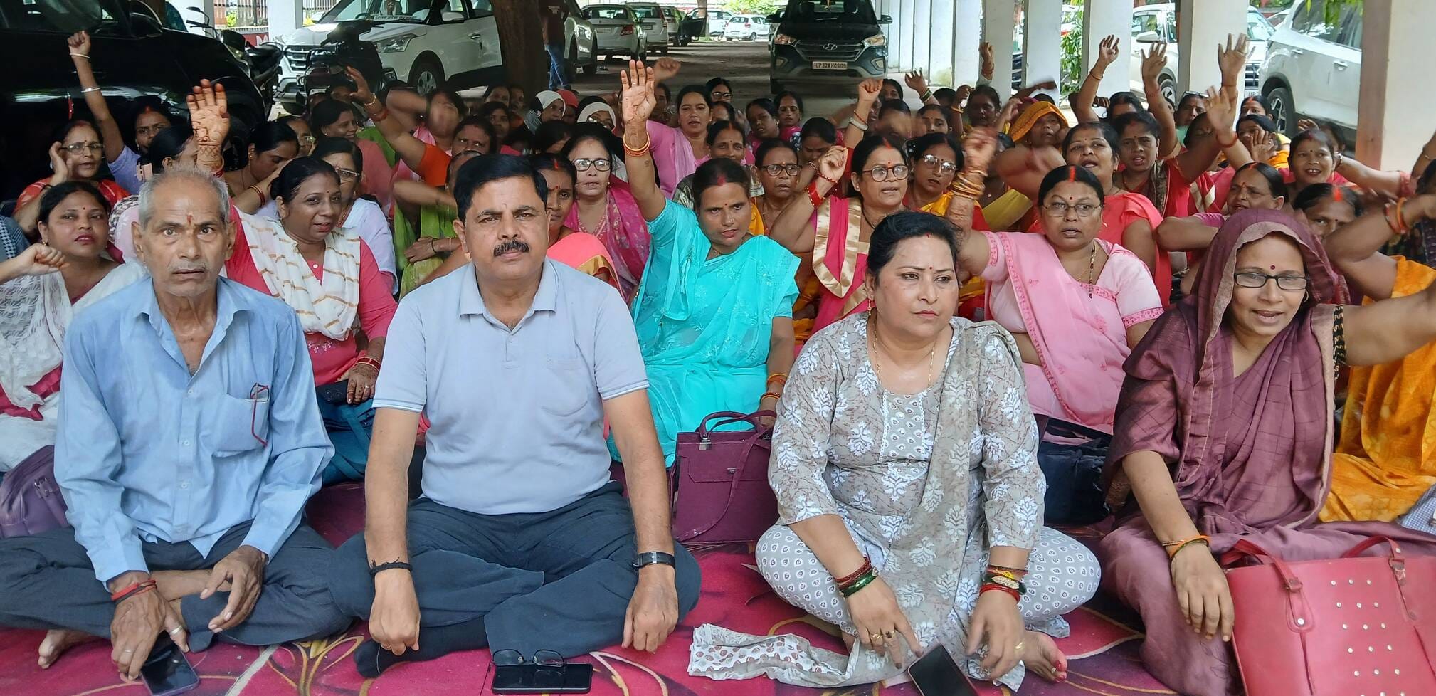 -गोंडा के कलेक्ट्रेट परिसर में धरने पर बैठे महिला आंगनबाड़ी कर्मचारी संघ के पदाधिकारी। - संवाद