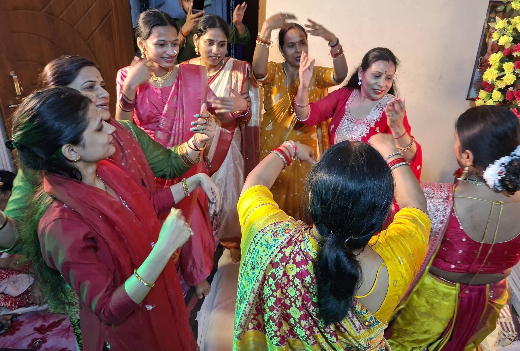 गोंडा के कटहरिया मोहल्ले में गणेश जी के भजनों पर नृत्य करतीं महिलाएं। - संवाद