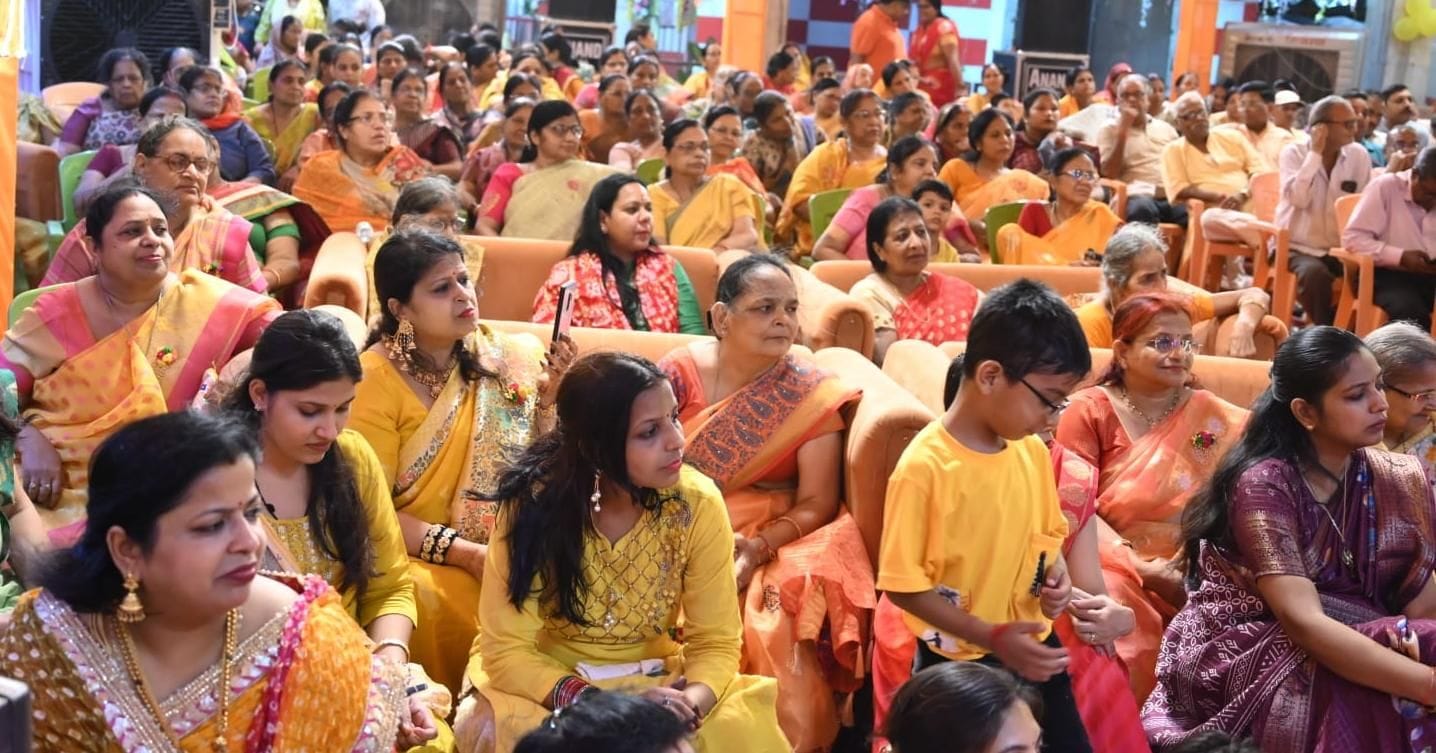 गोंडा के श्रीराम जानकी धर्मशाला में कथा सुनते श्रद्धालु। स्रोत: आयोजक 