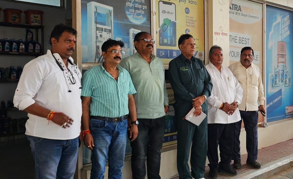 गोपीगंज में व्यापारियों संग खड़े व्यापार मंडल के प्रदेश अध्यक्ष बनवारी लाल कंछल दाएं से तीसरे। 