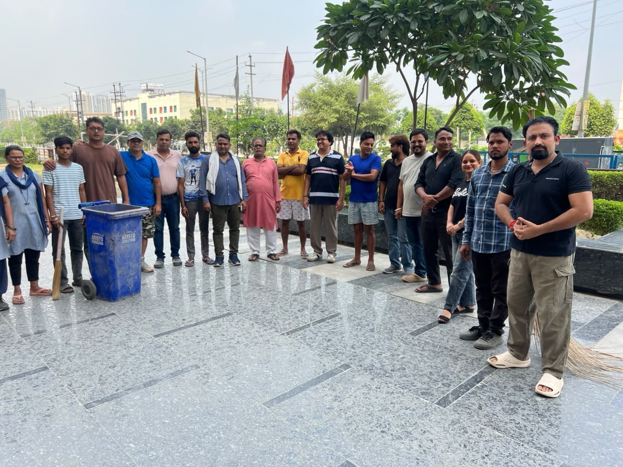 ग्रेनो वेस्ट के ला सोलारा सोसाइटी में स्वच्छ भारत अभियान मिशन के तहत स्वच्छता का कार्यक्रम का आ