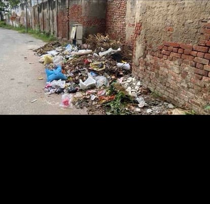 गंदगी के ढेर। 