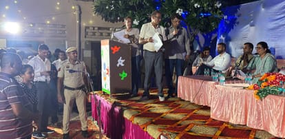 गांव मंदौला में समस्याएं सुनते हुए उपायुक्त व अन्य अधिकारी। 