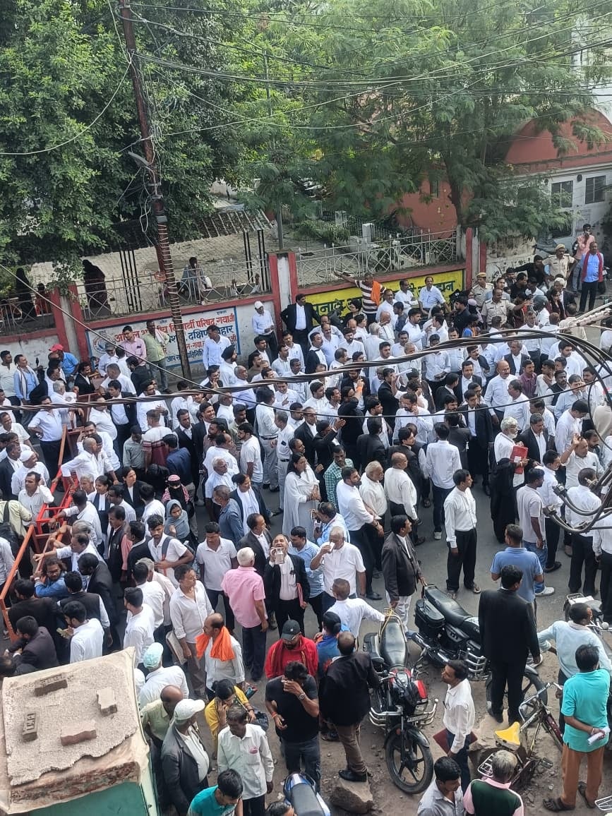बिहार: पुलिस से भिड़े अधिवक्ता, पार्किंग निर्माण रुकने पर सड़क जामकर किया प्रदर्शन; थमा यातायात