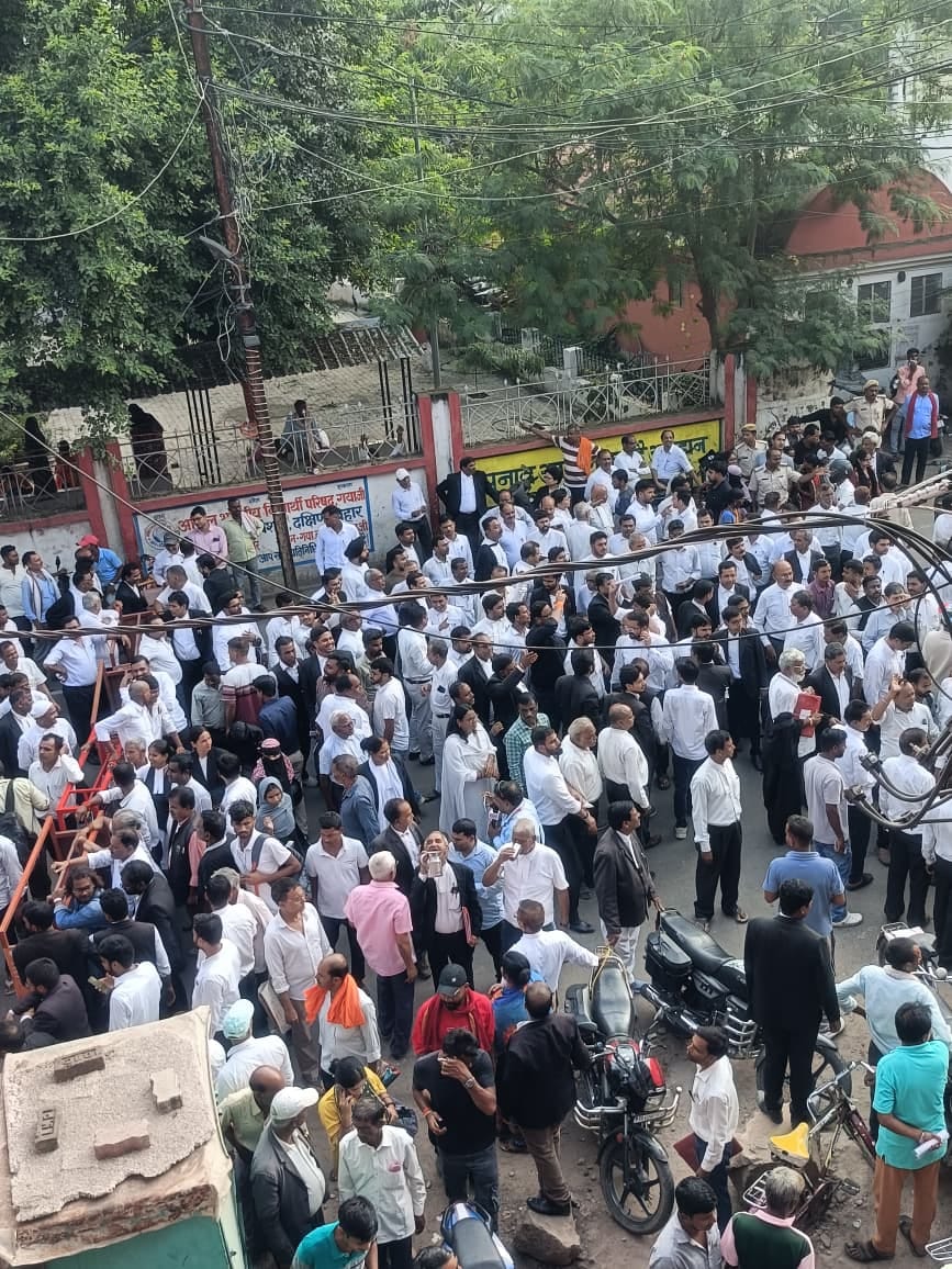 गयाजी कोर्ट के समीप सड़क पर अफरा-तफरी का माहौल बन गया।
