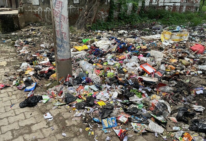 घोसिया के वार्ड छह में फैली गंदगी। संवाद