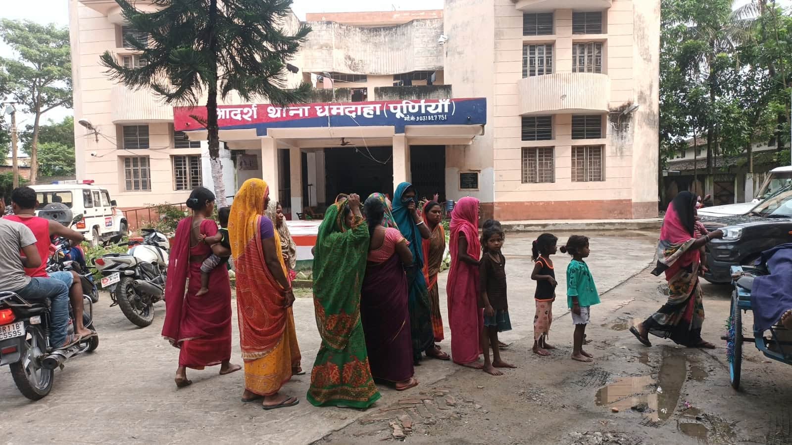 घटना के बाद लाश के पास रोते बिखलते परिजन