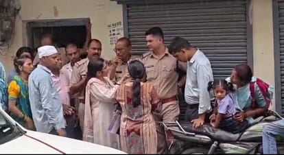 घटना के दौरान की तस्वीर।