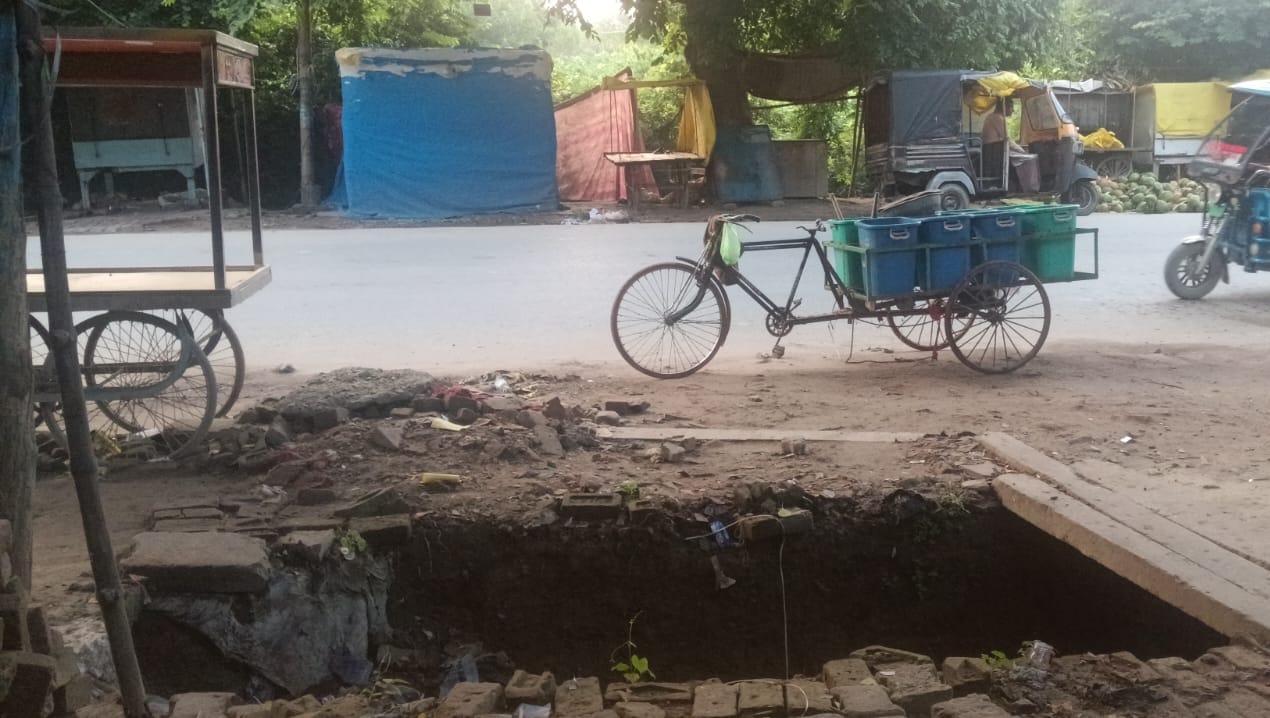 हाइदिल चौराहा पर खुला नाला। संवाद