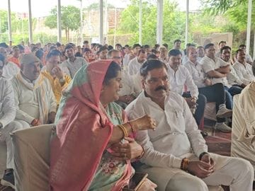 MPs arrived to invite her to the stage, but Imarti Devi refused to go, saying, I am the master of my own will