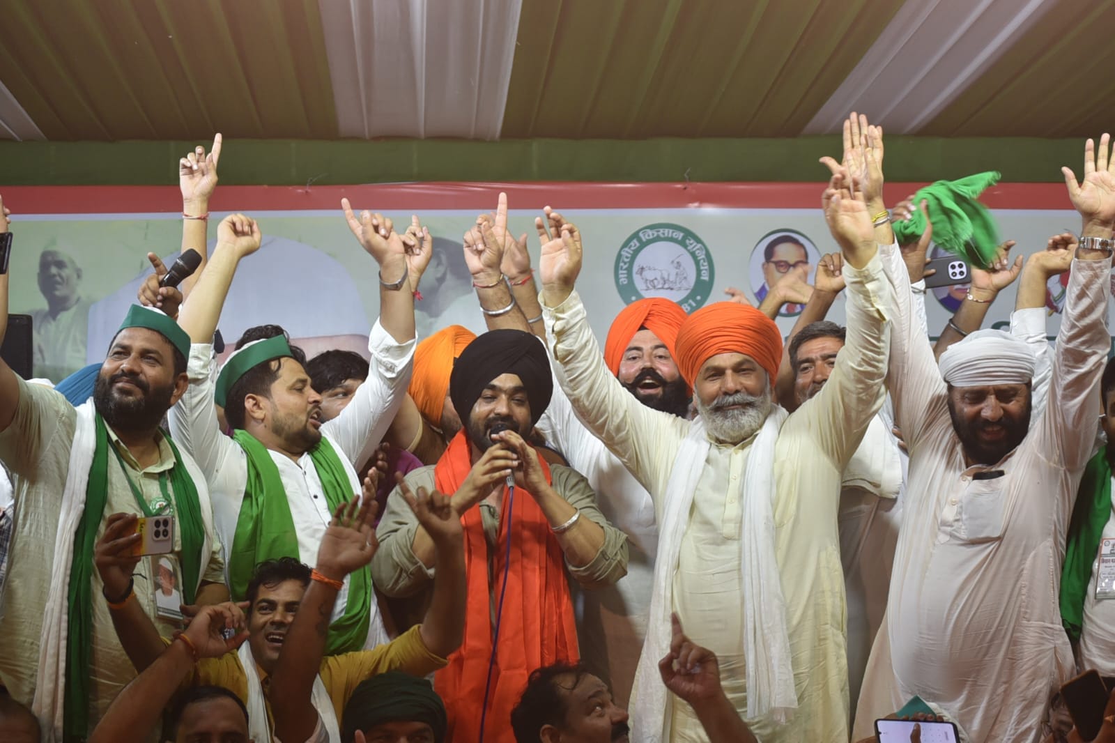 जीआईसी के मैदान पर कलाकारों के साथ भाकियू प्रवक्ता चौधरी राकेश टिकैत : संवाद