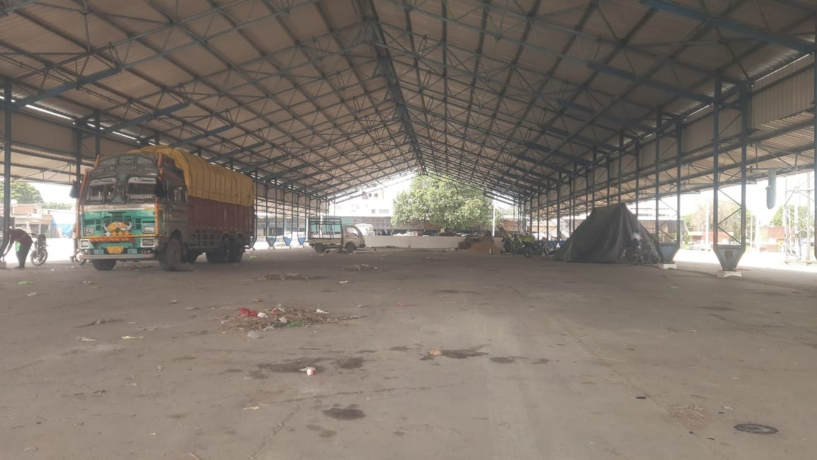 जगाधरी अनाज मंडी के शेड के नीचे फैली गंदगी|संवाद