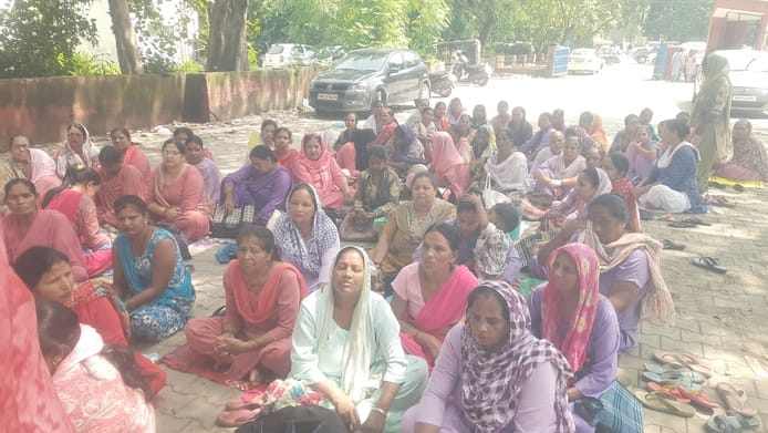 जगाधरी अनाज मंडी में धरने पर बैठीं आंगनबाड़ी वर्कर। संवाद