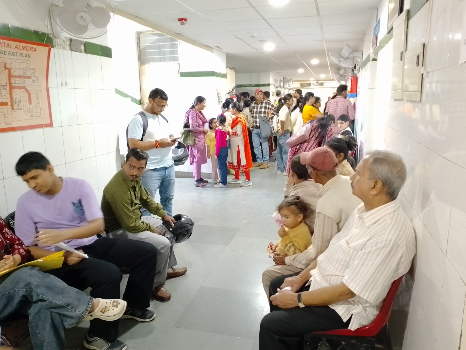 जिला अस्पताल अल्मोड़ा में इंतजार करते मरीज।
