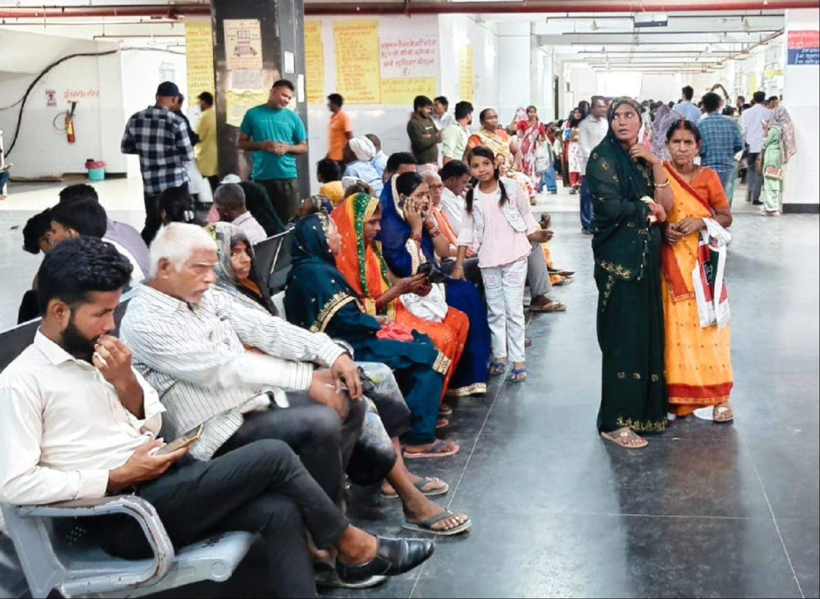  जिला अस्पताल कीे ओपीडी के बाहर लगी मरीजों की भीड़। -संवाद