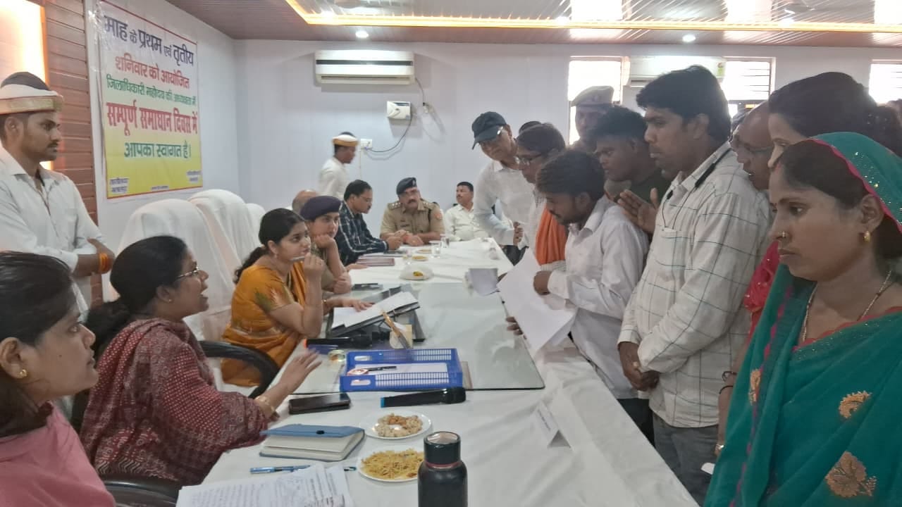 जलालपुर तहसील में शनिवार को संपूर्ण समाधान दिवस के दौरान जनसुनवाई करतीं डीएम ईशा प्रिया व एसपी 