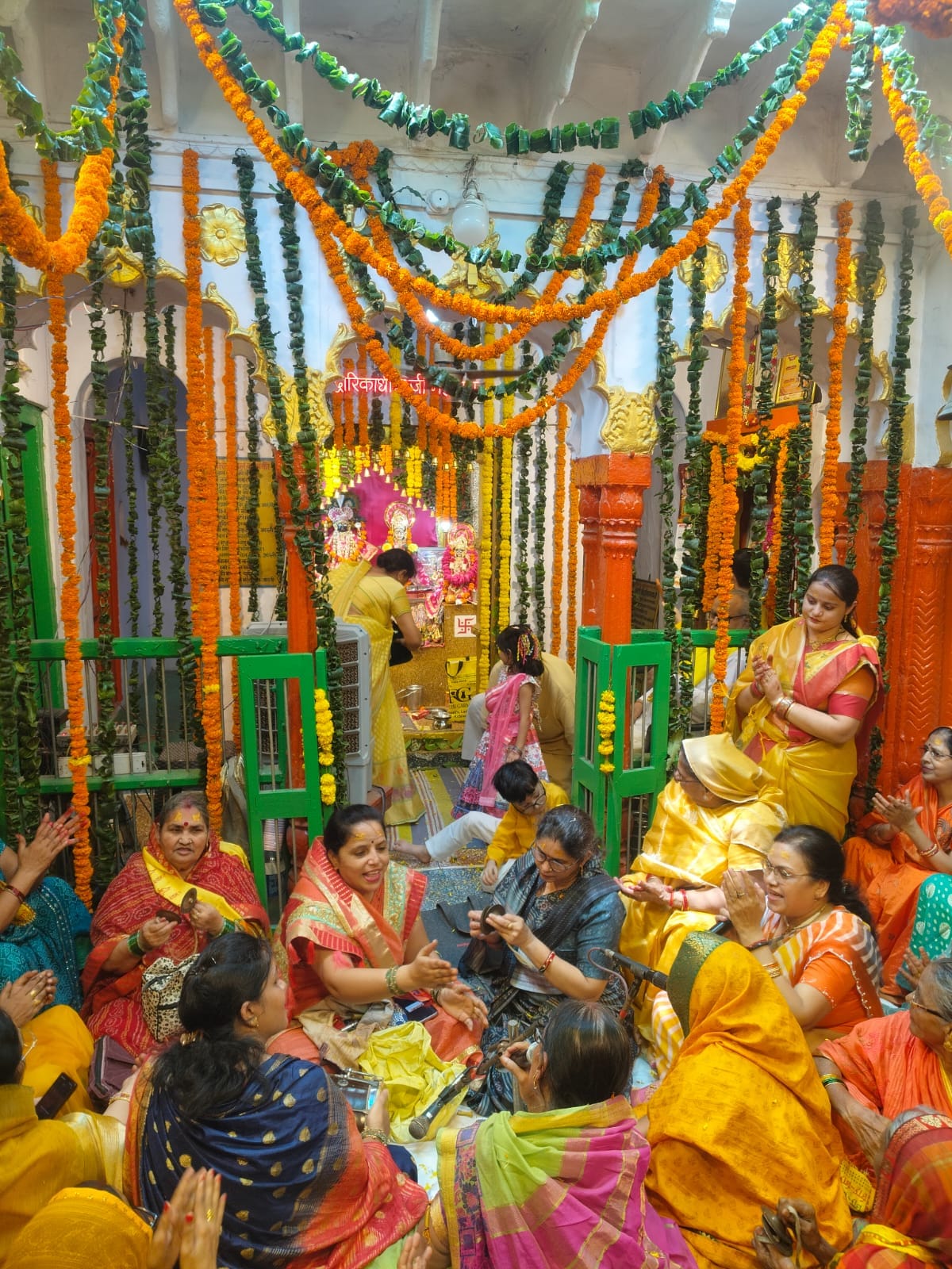 जलेसर में राधा अष्टमी पर सजाया गया फूलबंगला। संवाद