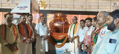 ज्ञानपुर में यात्रा का स्वागत करते ज्ञानपुर विधायक विपुल दूबे एवं अन्य। स्रोत: पार्टी