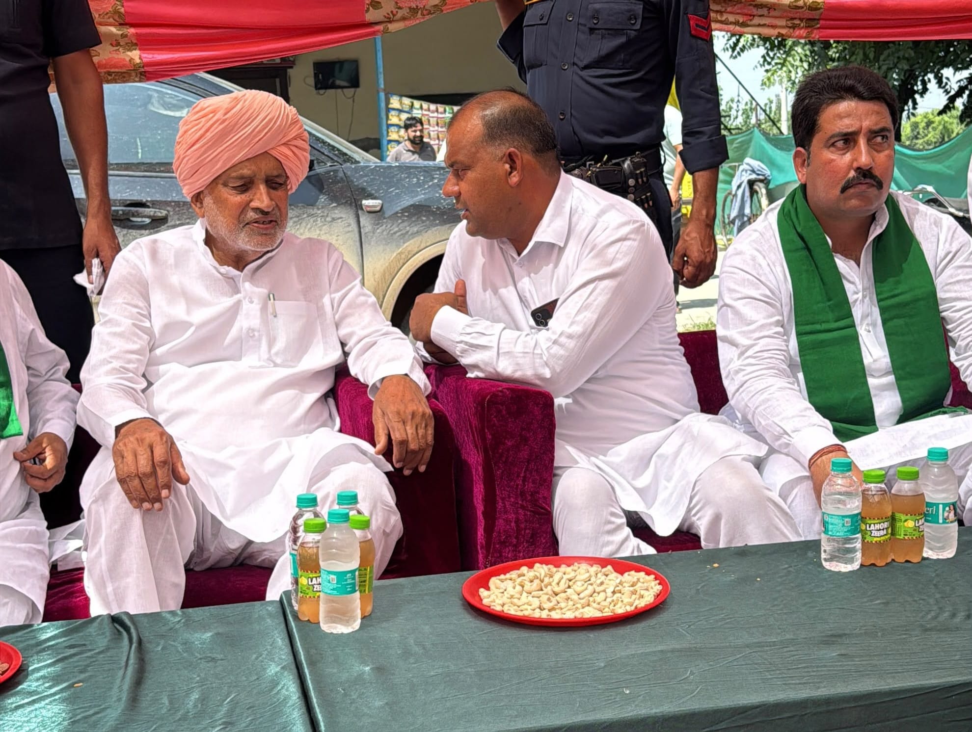 कृषि मंत्री से बात करते भाकियू के पदाधिकारी। भाकियू
