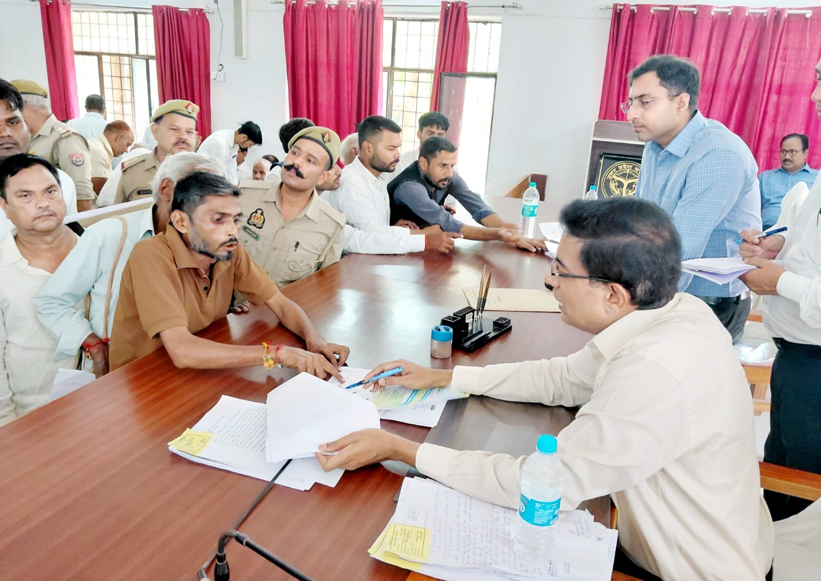 कुंडा में जन सुनवाई में फरियादियों की समस्या सुनते मंडलायुक्त डॉ. लोकेश एम- सूचना विभाग