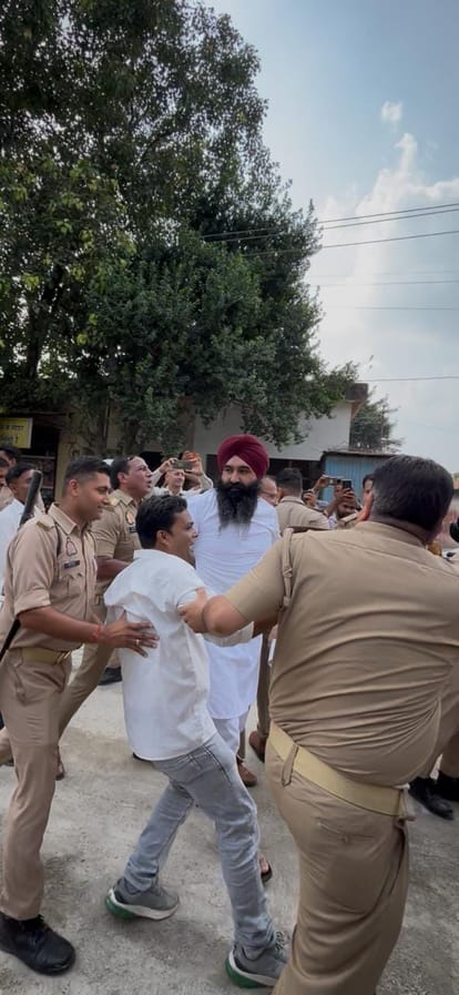 कांग्रेस कार्यकर्ताओं को ले जाती पुलिस। संवाद