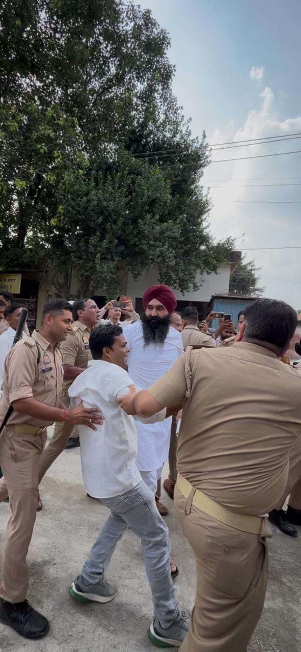 कांग्रेस कार्यकर्ताओं को ले जाती पुलिस। संवाद