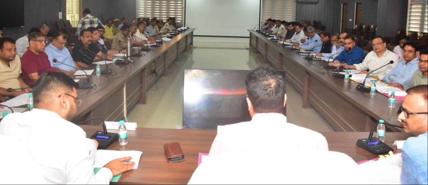 कलक्ट्रेट में मंडलीय उद्योग बंधु की बैठक में मौजूद उद्यमी और अन्य। सूचना विभाग
