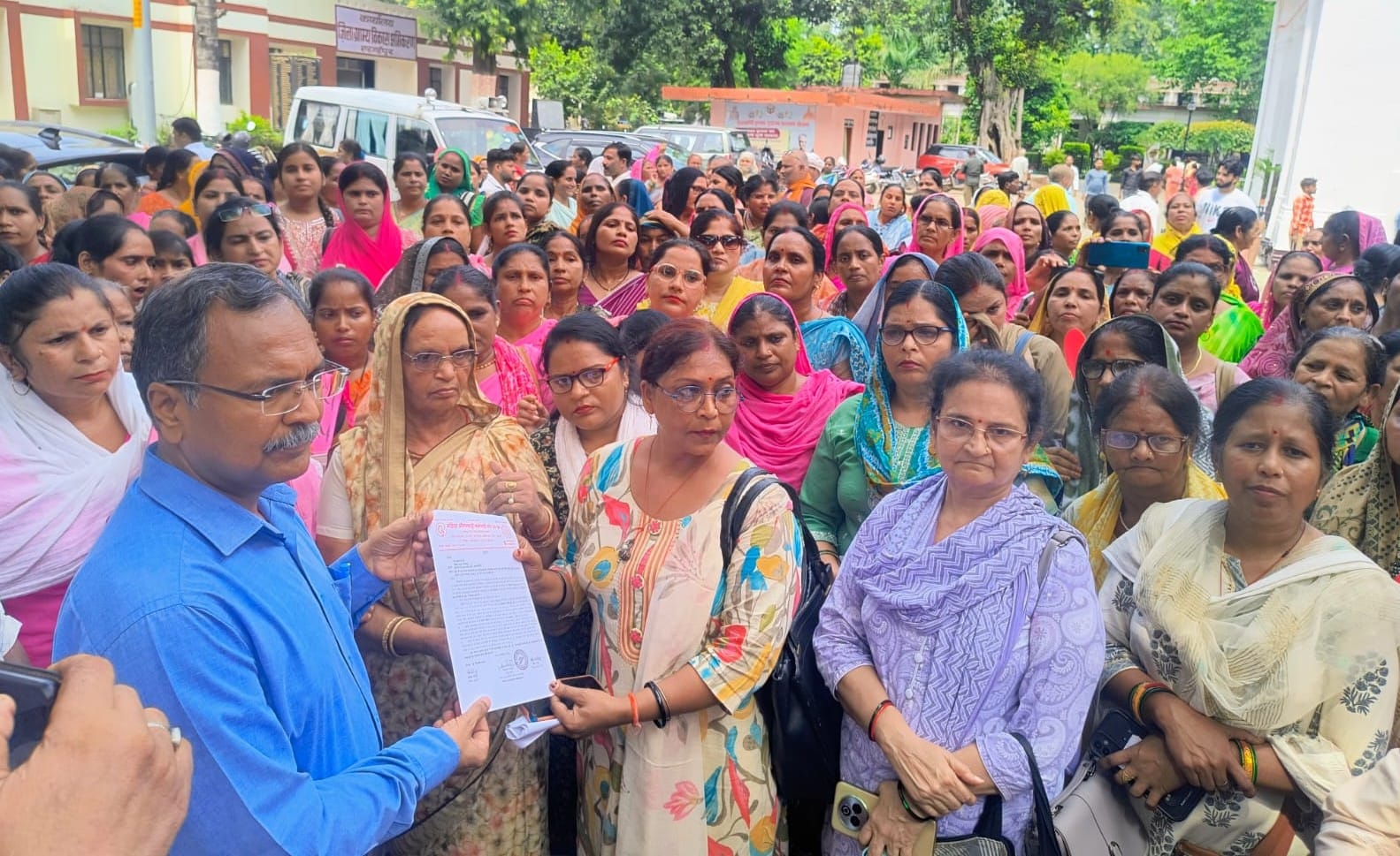 कलक्ट्रेट में सिटी मजिस्ट्रेट को ज्ञापन देतीं आंगबाड़ी वर्कर। संवाद