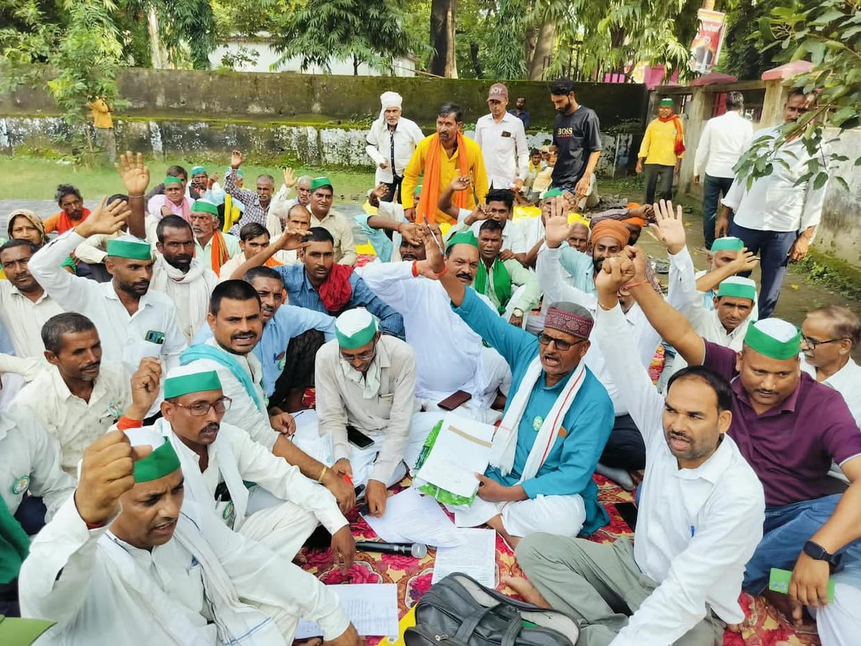 Farmers staged a protest and raised six-point demands.