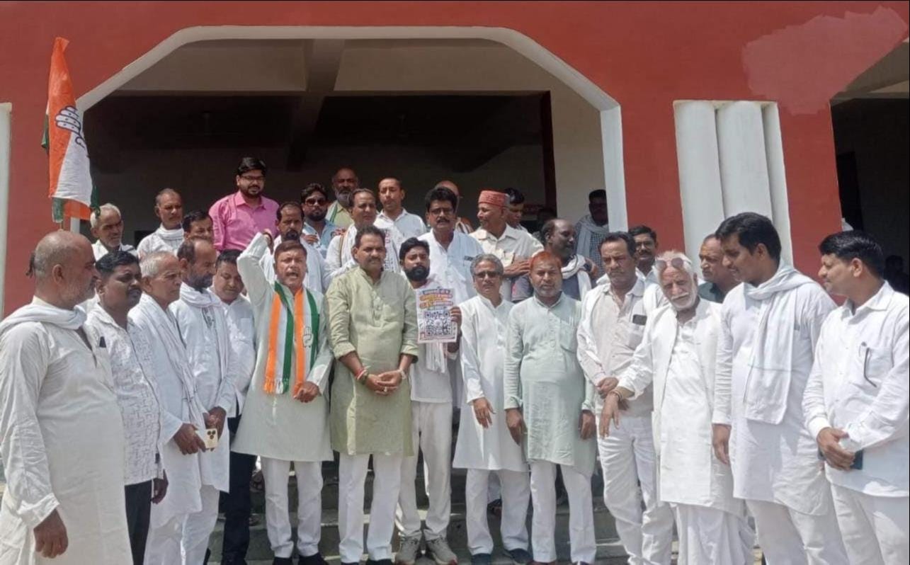 कलेक्ट्रेट पर डीएम को पत्रक सौंपने के बाद बाहर निकलते कांग्रेस कार्यकर्ता। स्रोत:-जागरूक पाठक