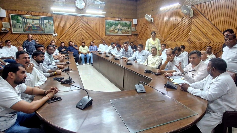 कलक्ट्रेट सभागार में डीएम से मिलने पहुंचे खनन कारोबारी। 