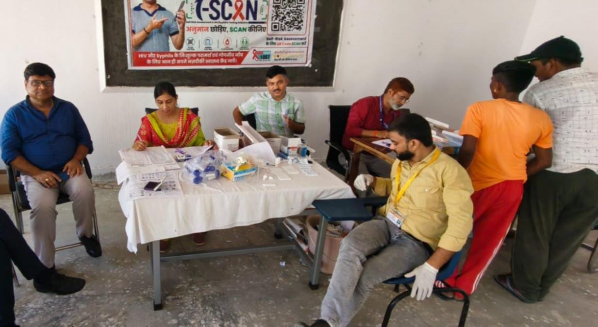 कारागार में परीक्षण करती चिकित्सा टीम।- 
