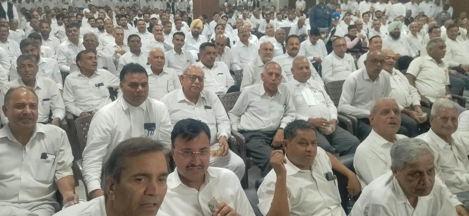 कुरुक्षेत्र जिला बार एसोसिएशन के शपथ ग्रहण समारोह में उपस्थित अधिवक्ता। संवाद 