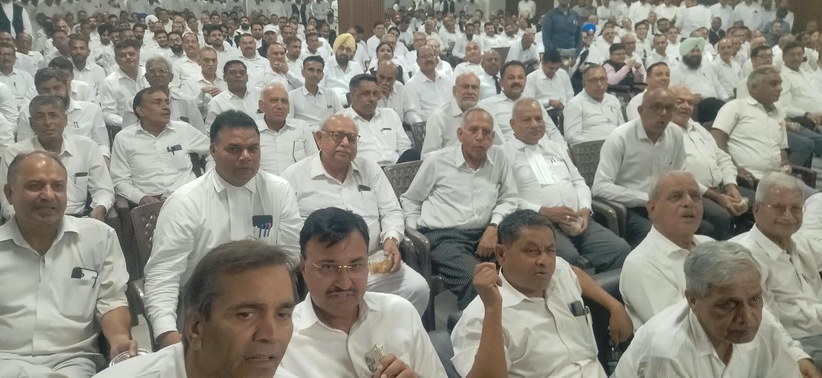 कुरुक्षेत्र जिला बार एसोसिएशन के शपथ ग्रहण समारोह में उपस्थित अधिवक्ता। संवाद 