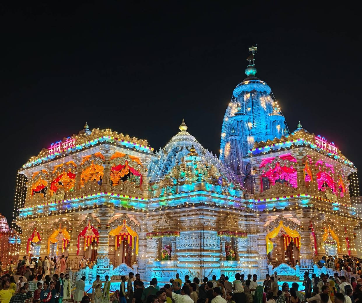 Lakhs of devotees witnessed the celebration of Radharani's appearance festival.