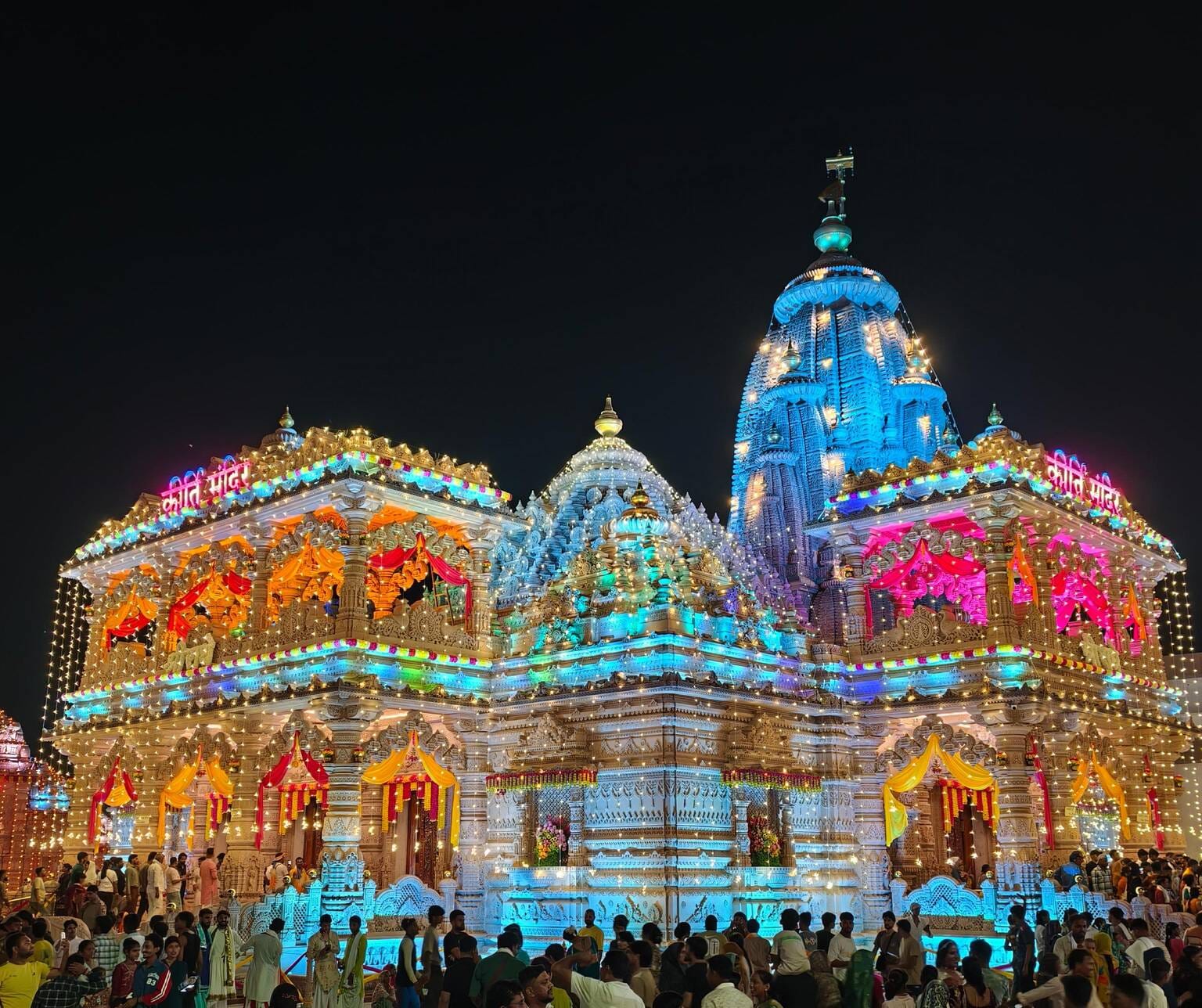 कीर्ति मंदिर लाली के जन्मोत्सव पर जगमगाता हुआ।