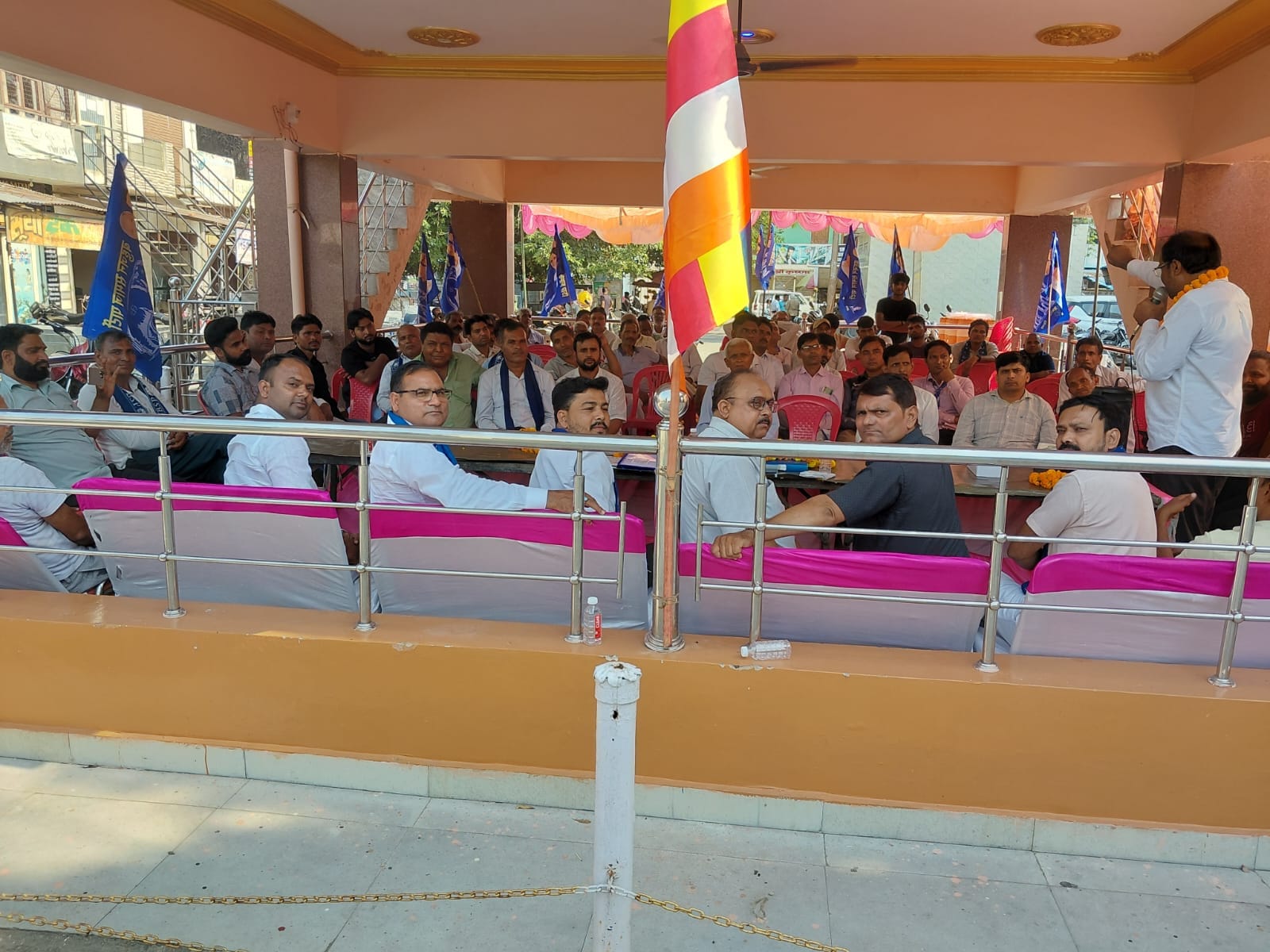 कस्बे के अंबेडकर भवन में आयोजित बैठक में मौजूद बसपा कार्यकर्ता स्रोत संवाद