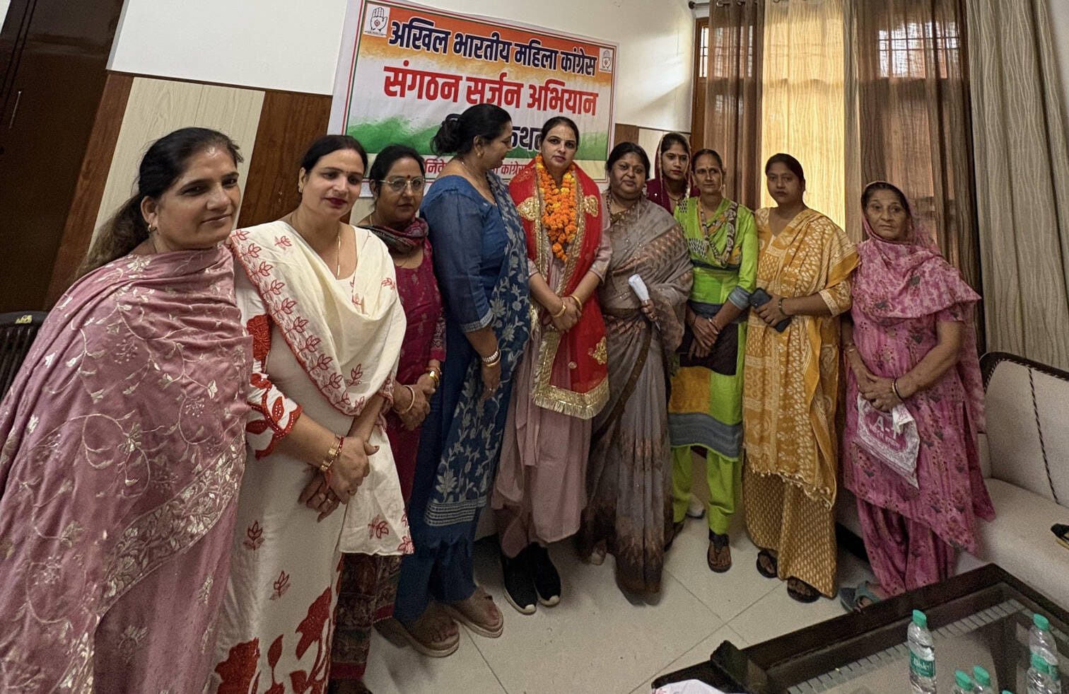 कैथल पहुंचीं पर्यवेक्षक सुखविंदर कौर का स्वागत करते कार्यकर्ता। विज्ञप्ति