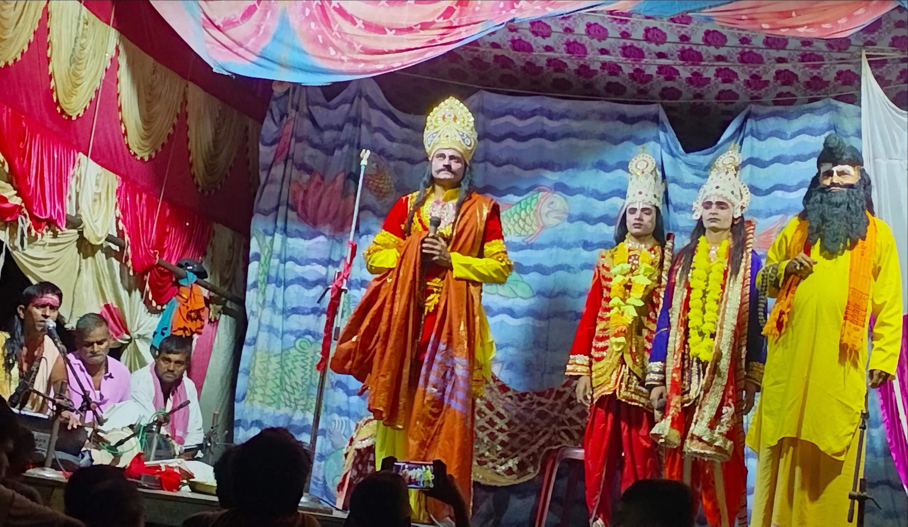 कंदवा के कंजेहरा में रामलीला का मंचन करते कलाकार। संवाद
