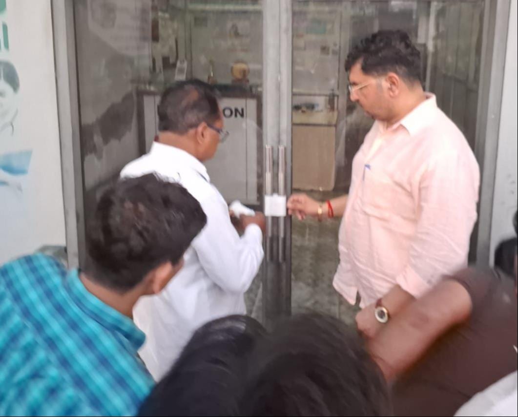 कांधला के अस्पताल में जांच करती स्वास्थ्य विभाग की टीम। स्वास्थ्य विभाग
