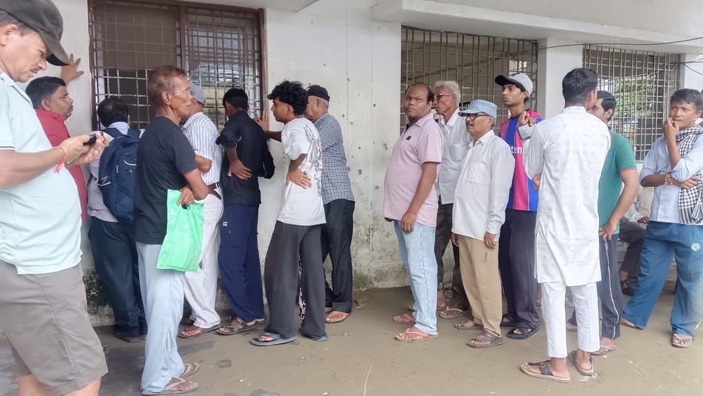 Long queues for electricity bills are breaking consumers' resolve.