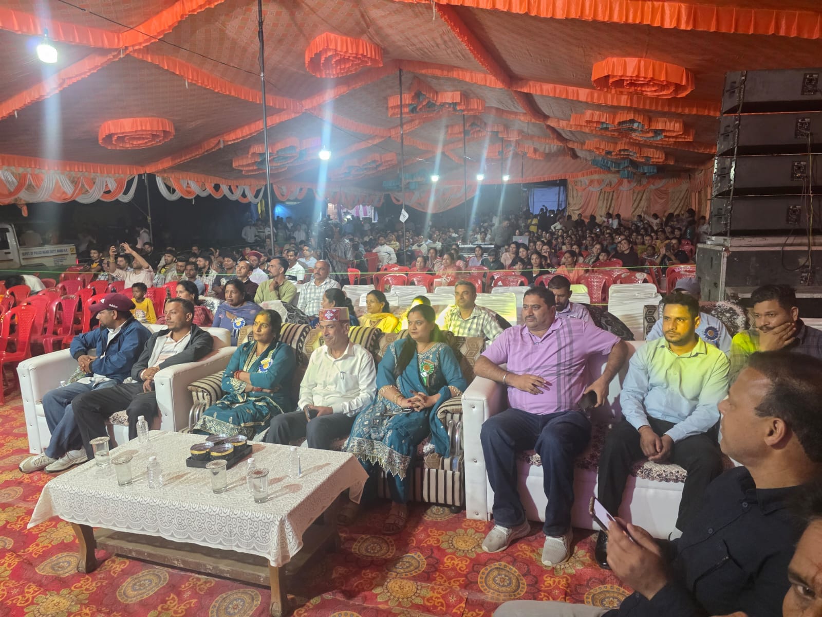 ख्योड मेले की पहली सांस्कृतिक संध्या का लुत्फ उठाते दर्शक। संवाद