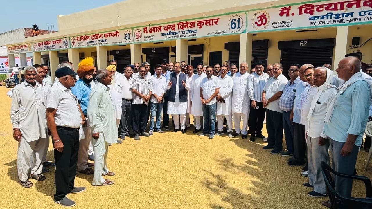 मंडी में आढ़तियों से संवाद करते अंबाला सांसद वरुण।  प्रवक्ता