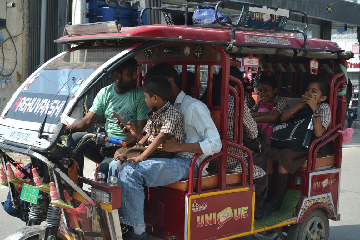 मॉडल टाउन की सड़क से ई रिक्शा में चालक के साथ बैठे युवक ने गोद में बैठाया बच्चा।  संवाद