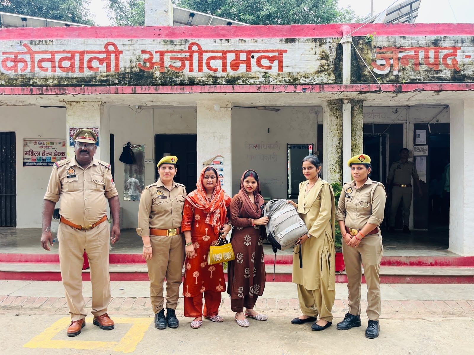 महिला को बैग वापस करती पुलिस। स्रोत:पुलिस